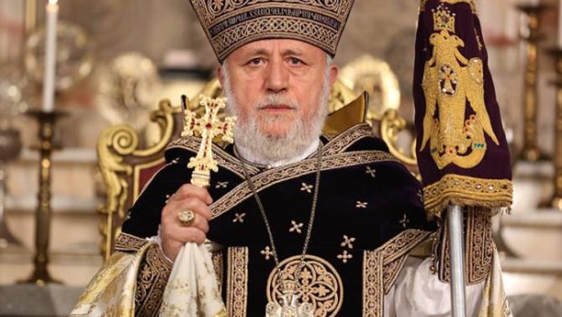 Ermənistanda daha bir qalmaqal: Katolikos iki qızla Taylanda getdi