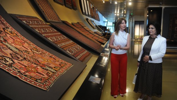 Albaniyanın birinci xanımı Xalça Muzeyi ilə tanış OLDU – FOTO  