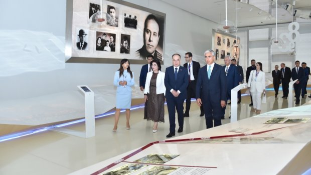 Albaniya Prezidenti və xanımı Heydər Əliyev Mərkəzi ilə tanış olublar - FOTO 