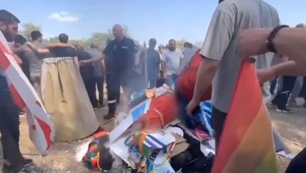 Tbilisidə cinsi azlıqlara qarşı çıxanlar AKSİYA KEÇİRİRLƏR - ANBAAN VİDEO 