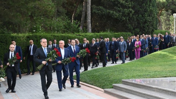 Diplomatlar Fəxri və Şəhidlər Xiyabanını ziyarət etdi
