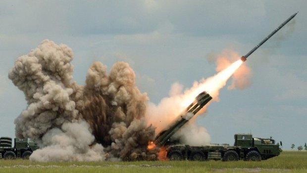 Kerç yaxınlığında raket vuruldu, Krım körpüsü bağlandı - VİDEO