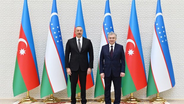 İlham Əliyev Şavkat Mirziyoyevi TƏBRİK ETDİ