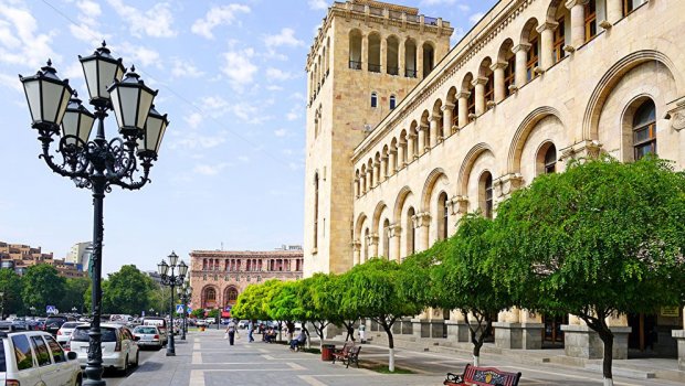 Ermənistanda vəkillər ayağa qalxdı