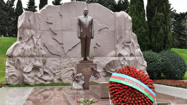 Numan Kurtulmuş Heydər Əliyevin məzarını ziyarət ETDİ  