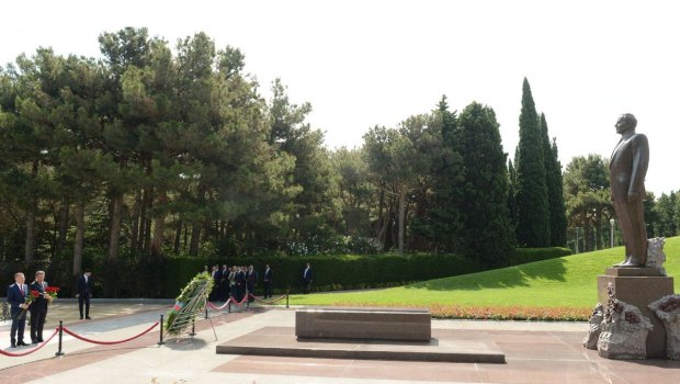 Türkiyəli deputatlar Ulu Öndərin məzarını və Şəhidlər xiyabanını ziyarət ETDİ – FOTO  