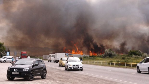 Krımda silah-sursat anbarında yanğın: 2 min insan təxliyə edildi - VİDEO