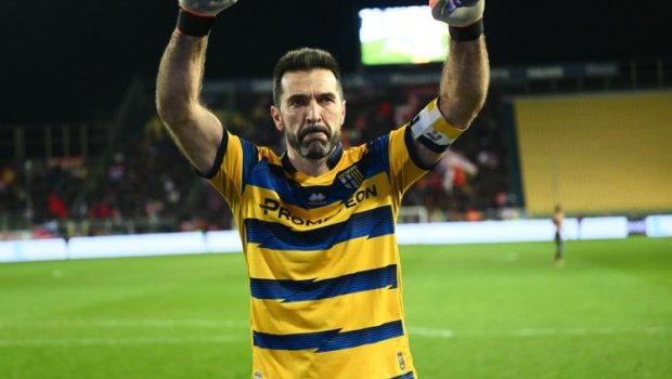 Buffon karyerasını BAŞA VURUR 