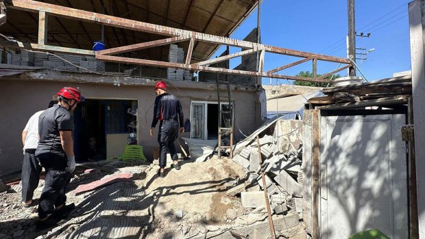 Kahramanmaraşda qəzalı binanın damı UÇDU: Ölən və yaralılar var