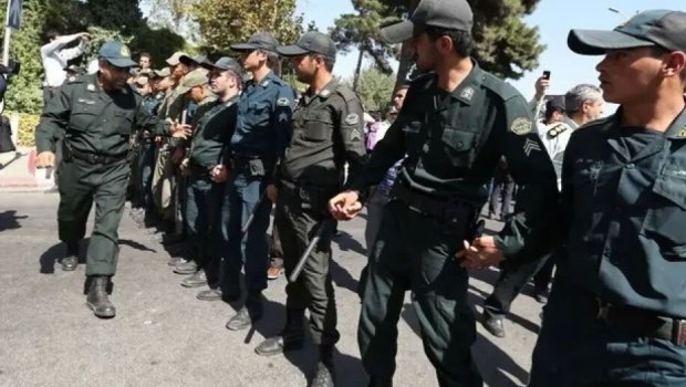 İranda 4 polis öldürüldü