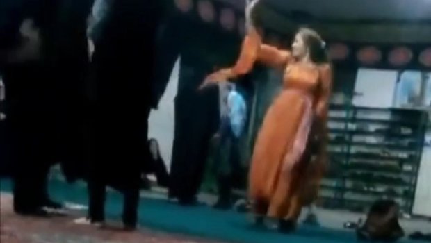 İranda qadın məscidə hicabsız daxil olub, rəqs etdi – VİDEO  