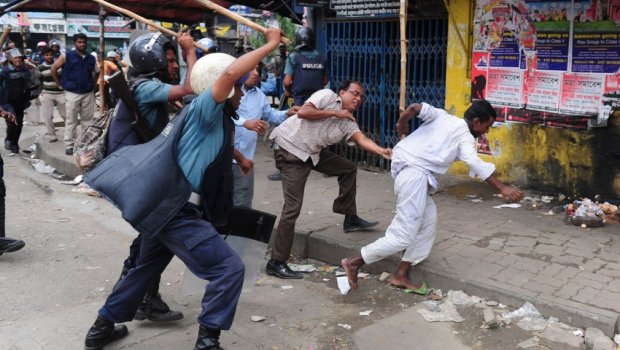 Banqladeşdə etirazlar zamanı 20-yə yaxın polis YARALANIB 