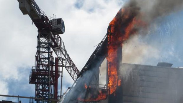 İstanbulda 17 mərtəbəli bina yanır - VİDEO