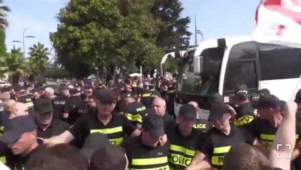 Batumiyə gələn Rusiya gəmisi Gürcüstanda etirazla qarşılandı - VİDEO 