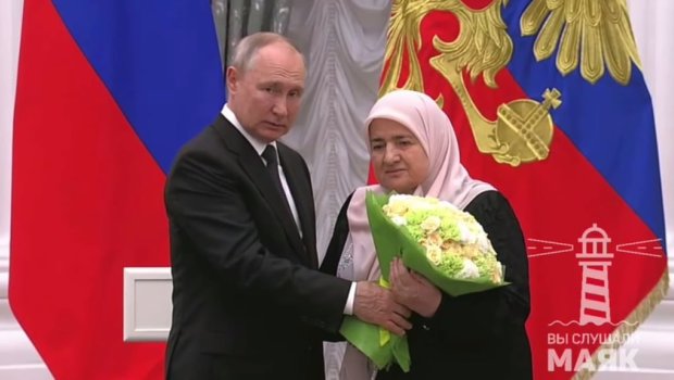 Putin Kadırovun anasını “Şərəf” ordeni ilə təltif etdi - VİDEO