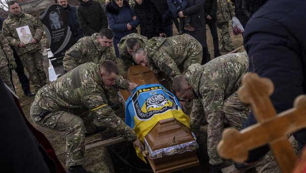 Ukrayna müharibədə həlak olan 44 nəfərin cənazəsini ölkəyə QAYTARDI 