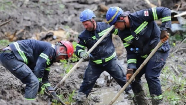 Gürcüstanda 8 uşaq torpaq sürüşməsində itkin düşüb