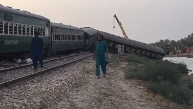 Pakistanda dəhşətli qatar qəzası: 30 ölü, 80 yaralı var - VİDEO