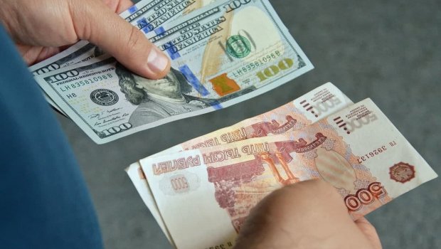 Rubl dünyanın ən zəif valyutalarının üçlüyünə daxil oldu