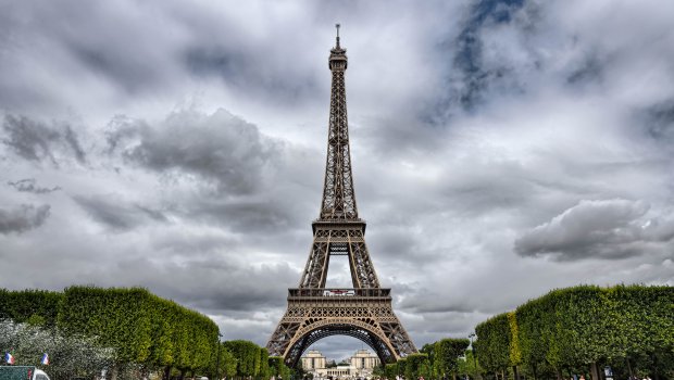 Eyfel qülləsində bomba HƏYƏCANI - Ziyarətçilər təxliyə edildi 