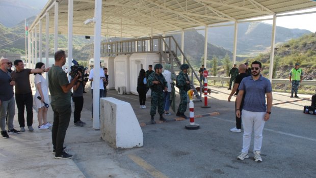 Türkiyəli jurnalistlər “Laçın” məntəqəsindən ermənilərin “humanitar” şousunu izləyiblər - FOTO/VİDEO