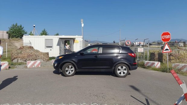 Xocalıda erməni avtomobillə sülhməramlıların qərargahının girişini bağladı