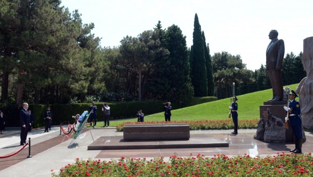 Şavkat Mirziyoyev Heydər Əliyevin məzarını ziyarət etdi - FOTO