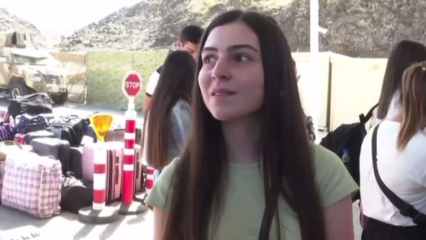 Erməniəsilli qız  “Laçın” məntəqəsində azərbaycanlı jurnalistlərə açıqlama verdi - VİDEO