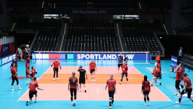 Qadın voleybolçularımız İsveç komandasına məğlub oldu