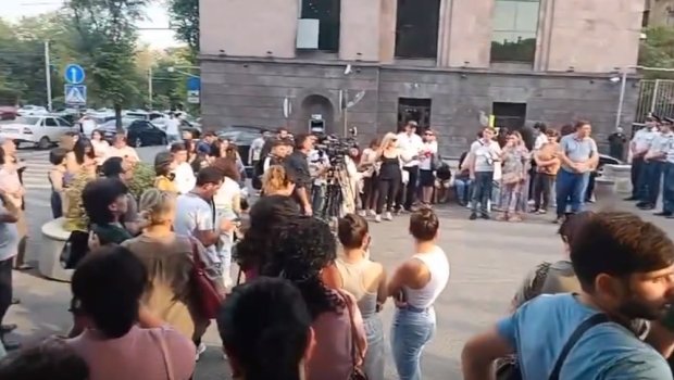 Ermənilər Rusiyanın İrəvandakı səfirliyi önündə yolu BAĞLADILAR - VİDEO 