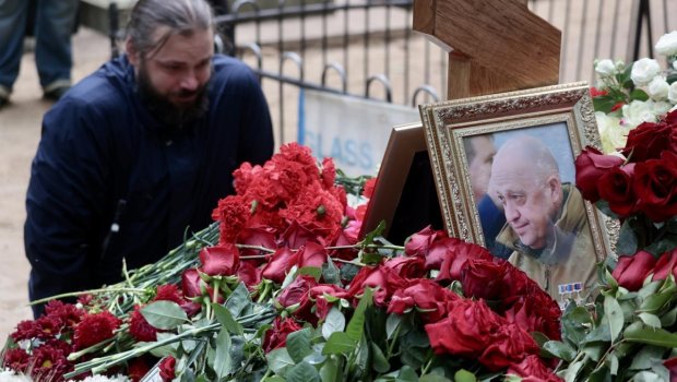 Priqojinin məzarına insan axını DAVAM EDİR - FOTO 