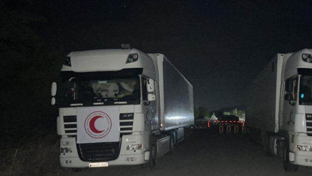 Qarabağdakı ermənilərə göndərilən humanitar yardım maşınları Ağdam-Xankəndi yolunda gözləyir