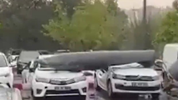 Türkiyədə döyüş təyyarəsinin bir parçası Ankarada dayanacağa düşdü - VİDEO