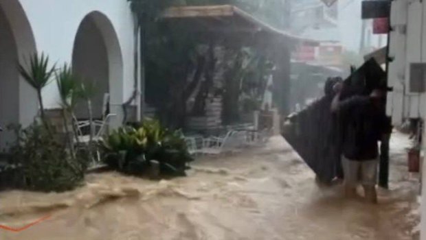 Yunanıstanda təbii fəlakət: Sel avtomobilləri apardı - VİDEO