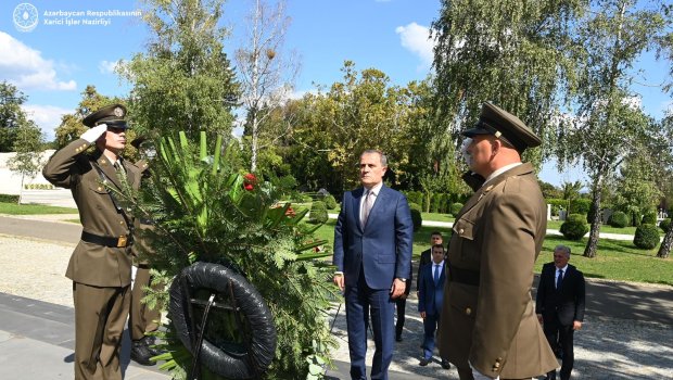 Ceyhun Bayramov “Xorvat qurbanlarının səsi – Ağrı divarı” abidəsini ziyarət edib - FOTO 