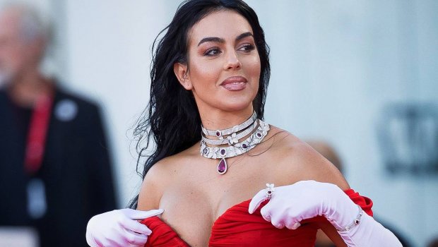 Ronaldonun arvadının sinə dekolteli libası başına bəla oldu - FOTO 