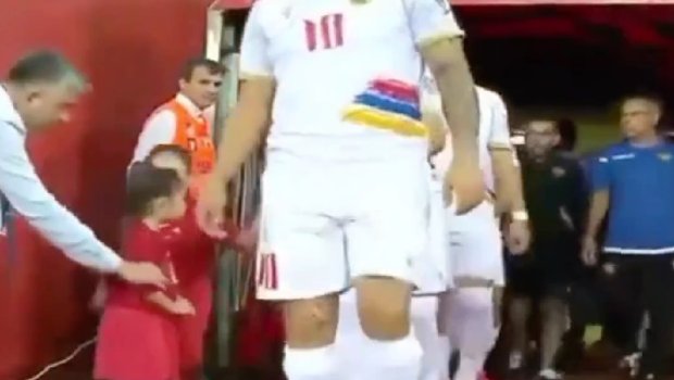 Türkiyəli balaca qız erməni futbolçunun əlini tutmaqdan İMTİNA ETDİ – VİDEO