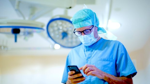 Rusiyada həkimlərə də “İphone”dan istifadə QADAĞAN EDİLDİ 