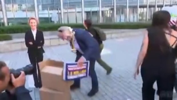 Belçikalı iqlim fəalları irlandiyalı iş adamının tələbinə belə etiraz ediblər - VİDEO