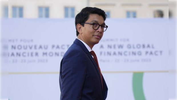 Bu ölkənin prezidenti istefa verdi - Seçkilərə qatılıb