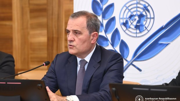 Ceyhun Bayramov Azərbaycanın sülh təşəbbüsləri barədə xarici jurnalistlərə məlumat verdi