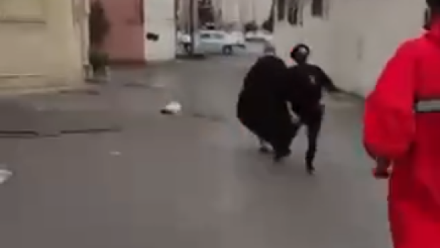 İranda mollanı ələ salıb əmmaməsini YERƏ ATDILAR - VİDEO 