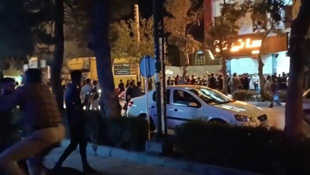 İran HAL-HAZIRDA: Etirazlara mane olmaq üçün polis inqilabçılara atəş açır - VİDEO  