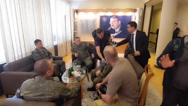 Rus kontingentinin nümayəndələri Yevlaxda görüşün bitməsini gözləyirlər - VİDEO