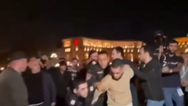 İrəvanda SON VƏZİYYƏT: Etirazçılarla polis arasında qarşıdurma davam edir - VİDEO 