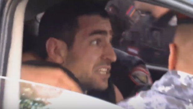 İrəvan polisi Köçəryanın oğlunu DÖYDÜ – VİDEO  