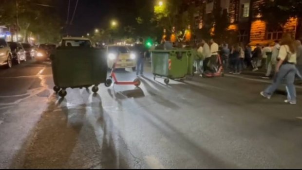 İrəvanda SON VƏZİYYƏT: Etirazçılar yolları zibil qutuları ilə bağlayırlar - VİDEO