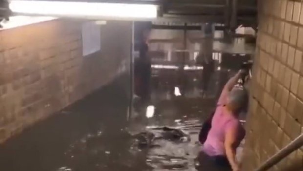 Nyu-Yorkda selə görə fövqəladə vəziyyət elan edilib - VİDEO 