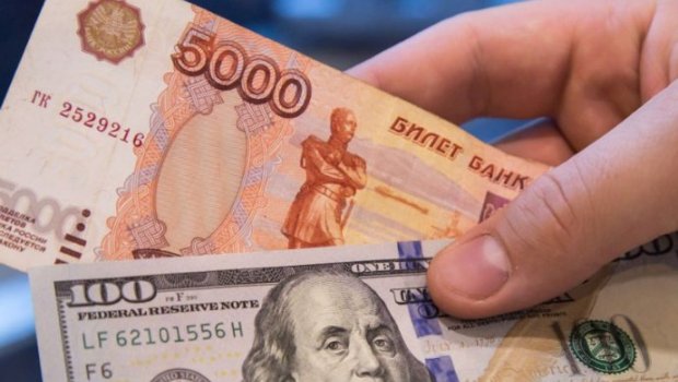 Rusiyada dolların məzənnəsi 100 rublu ötdü