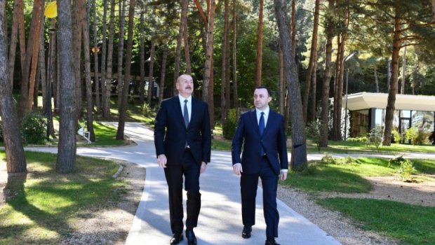 İlham Əliyev və İrakli Qaribaşvili Heydər Əliyevin 100 illiyinə həsr edilmiş fotosərgi ilə tanış olublar - FOTO